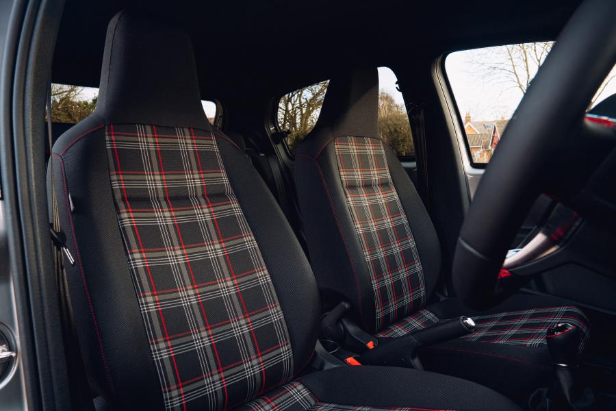 Интерьер Volkswagen up! GTI 2020 года  (UK) (фото 24 из 40)